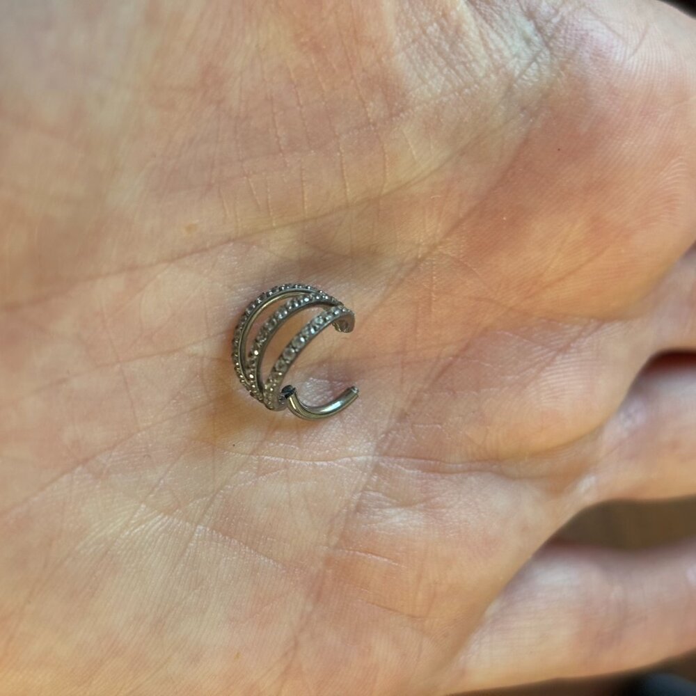 Titanium earring - Picture 4 of 4